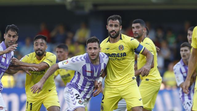 Mario Gaspar y Cop, en una jugada del partido.