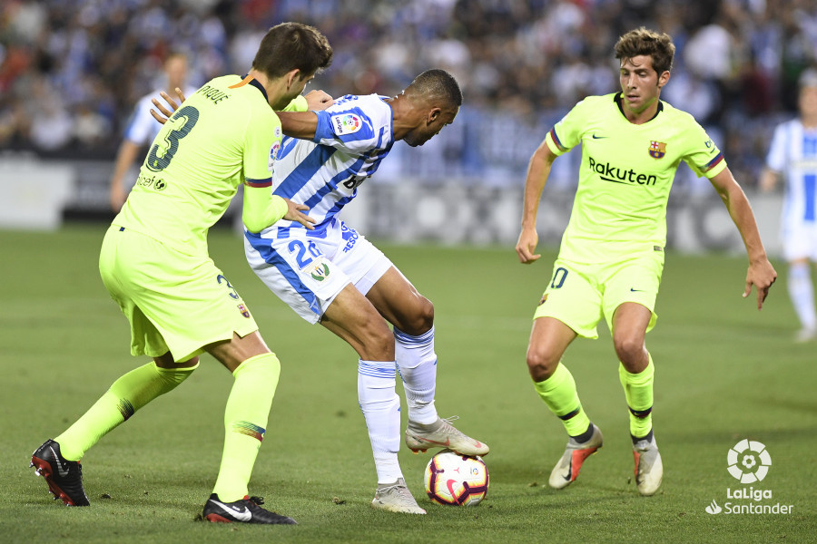 صور مباراة : ليغانيس - برشلونة 2-1 ( 26-09-2018 ) W_900x700_26203320_apa8356