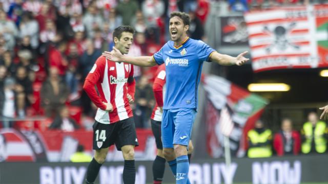 Mata, protestando ante el Athletic.