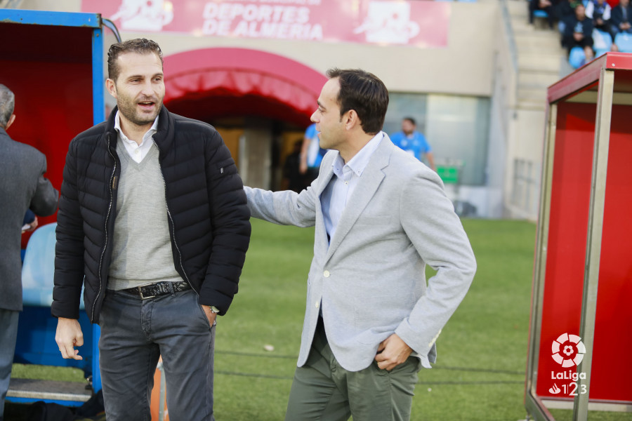 Rubén Baraja se saluda con Fran Fernández antes del Almería - Sporting (Foto: LaLiga).