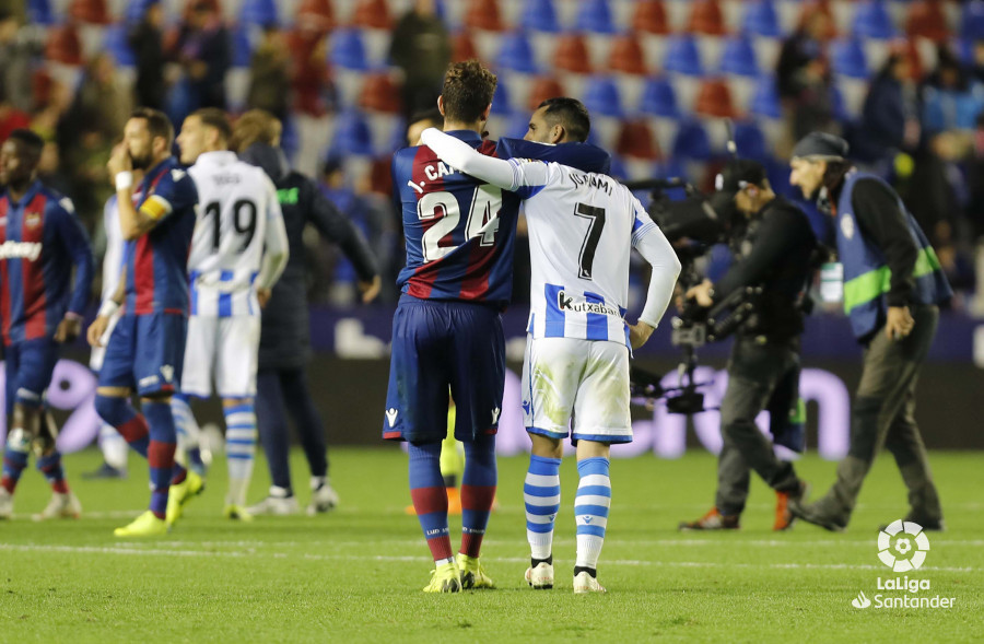 Juanmi se abraza a Campaña en el Levante-Real Sociedad de la primera vuelta (Foto: LaLiga).