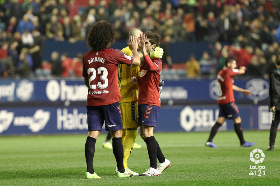 Aridane celebra con uno de sus compañeros el triunfo (Foto: LaLiga).