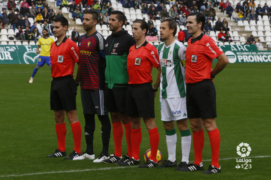 Pérez Pallas, junto a su cuerpo técnico, Cifuentes y Javi Lara, antes del partido de la primera vuelta (Foto: LaLiga).