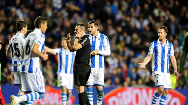 Zurutuza observa la consulta del colegiado (Foto: LaLiga).