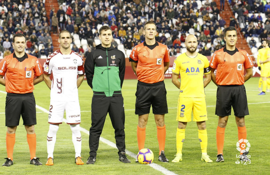 Juan Luis Pulido Santana, en el centro, en un partido esta temporada (Foto: LaLiga).