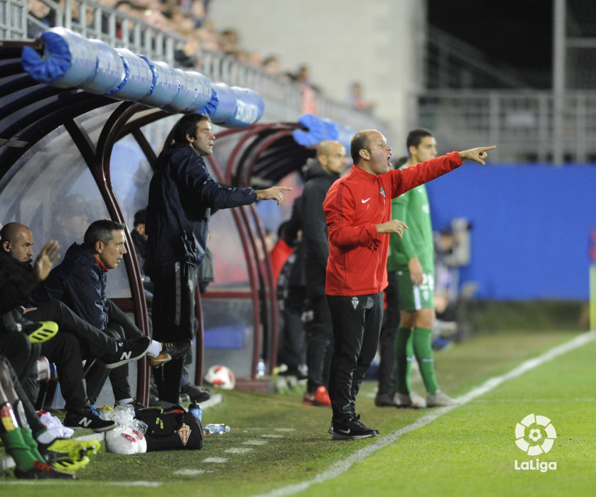 José Alberto da indicaciones durante el Éibar-Sporting (Foto: LaLiga).