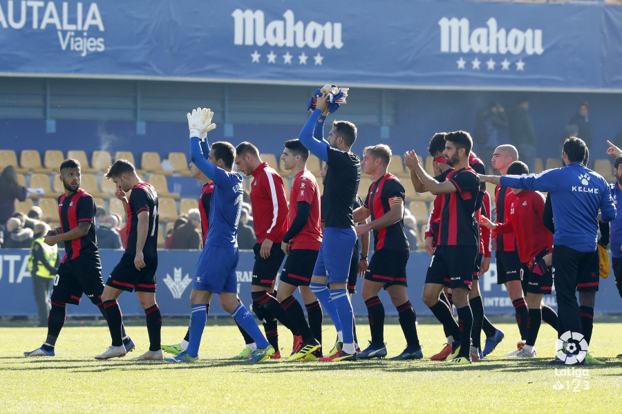 Los jugadores del Reus saludando a sus aficionados ante el Alcorcón.