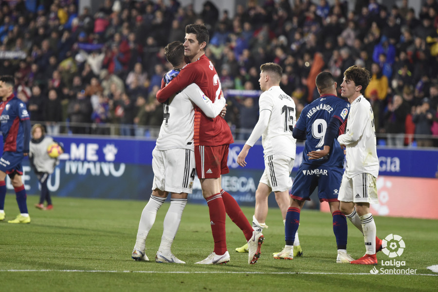 Courtois y Ramos, abrazados tras el Huesca-Real Madrid.