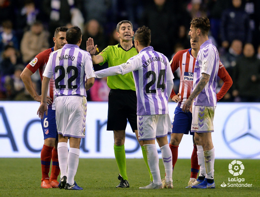 Undiano Mallencio, dándole explicaciones a los jugadores en el Real Valladolid-Atlético de Madrid (Foto: LaLiga).