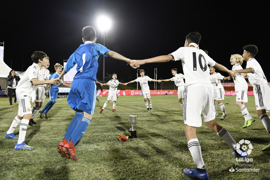 Los jugadores del Real Madrid celebran LaLiga Promises (Foto: LaLiga).