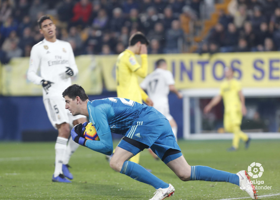 Courtois atrapa una pelota en el Villarreal-Real Madrid (Foto: LaLiga).
