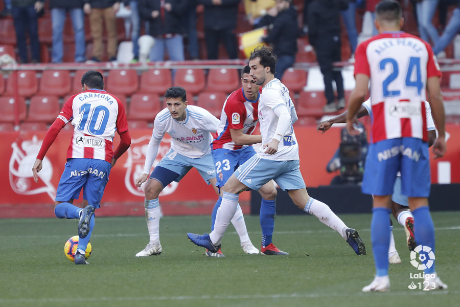 Lance del juego en el Sporting-Zaragoza (Foto: LaLiga).