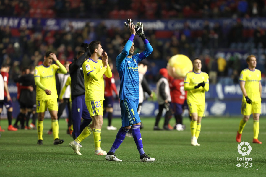 Los jugadores del Cádiz saludan tras el pitido final (foto: LaLiga).