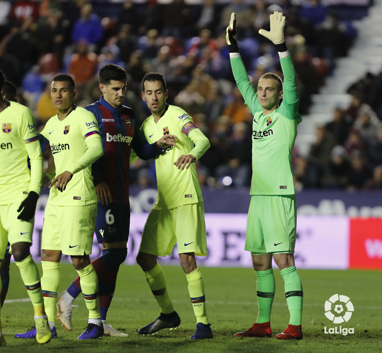 صور مباراة : ليفانتي - برشلونة 2-1 ( 10-01-2019 ) W_900x700_10222540levante-bar-acopa27
