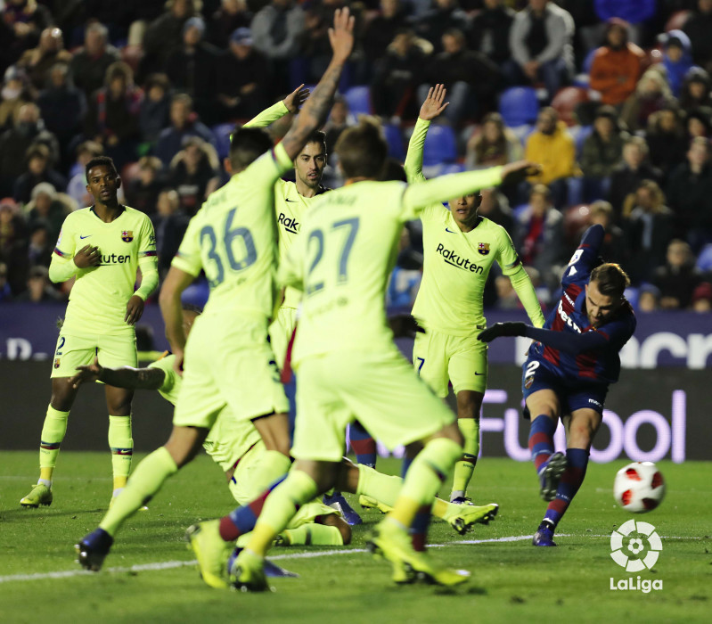 صور مباراة : ليفانتي - برشلونة 2-1 ( 10-01-2019 ) W_900x700_10222559levante-bar-acopa34