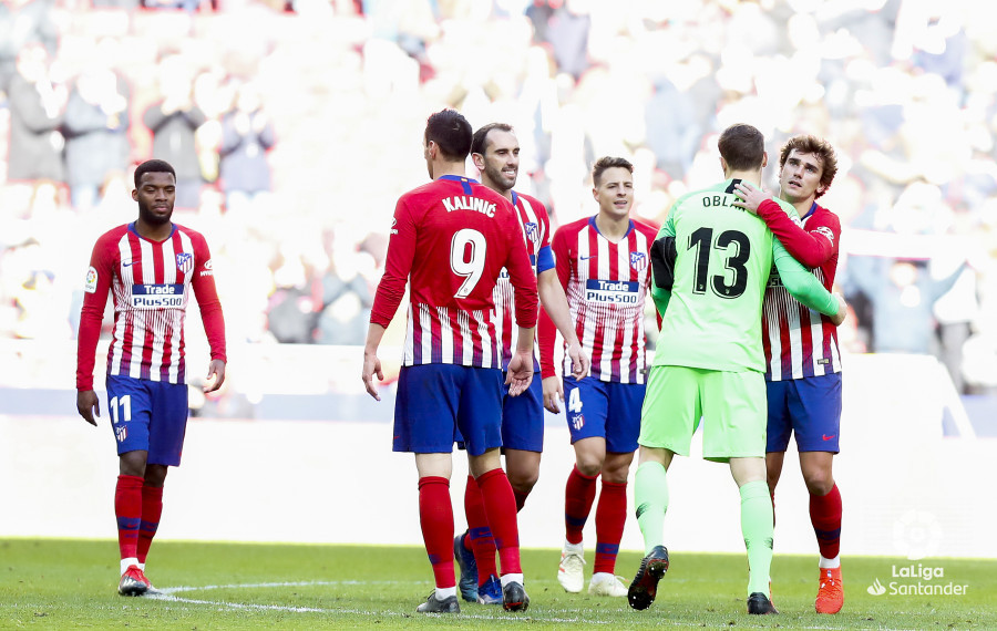 Los jugadores del Atlético se saludan tras la victoria (Foto: LaLiga).