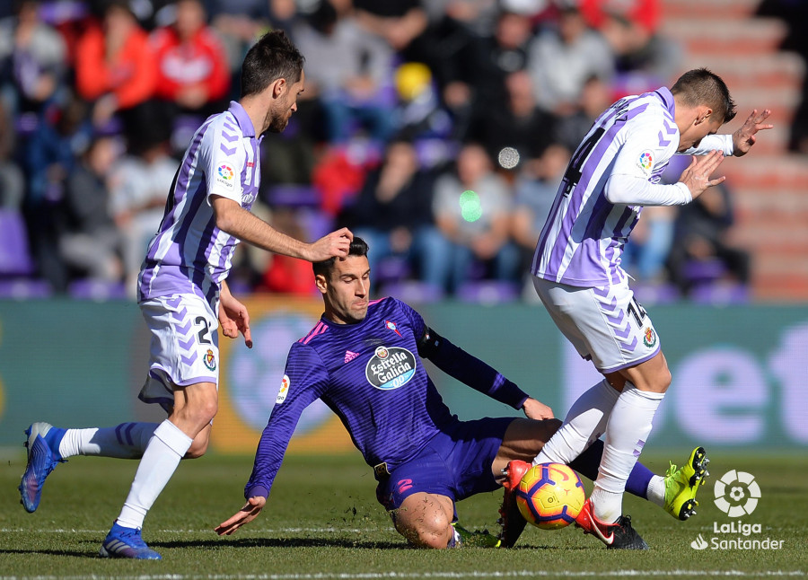 Hugo Mallo realiza una entrada a Óscar Plano en el Valladolid-Celta (Foto: LaLiga).