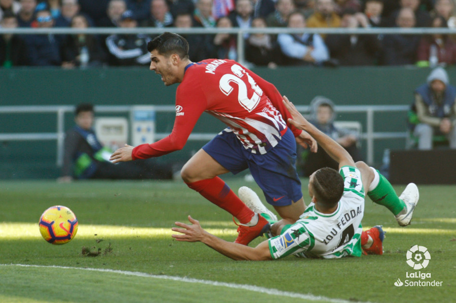 Feddal y Morata, en la acción del penalti (Foto: LaLiga).