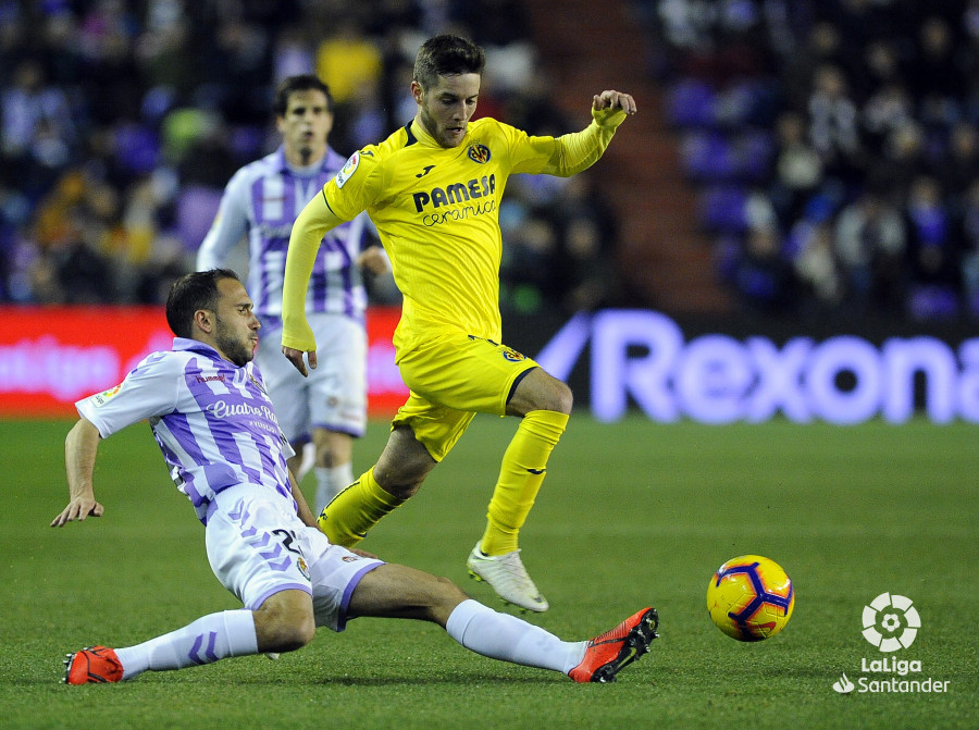 Miguelón defiende a Nacho en el Valladolid-Villarreal en Zorrilla (Foto: LaLiga).