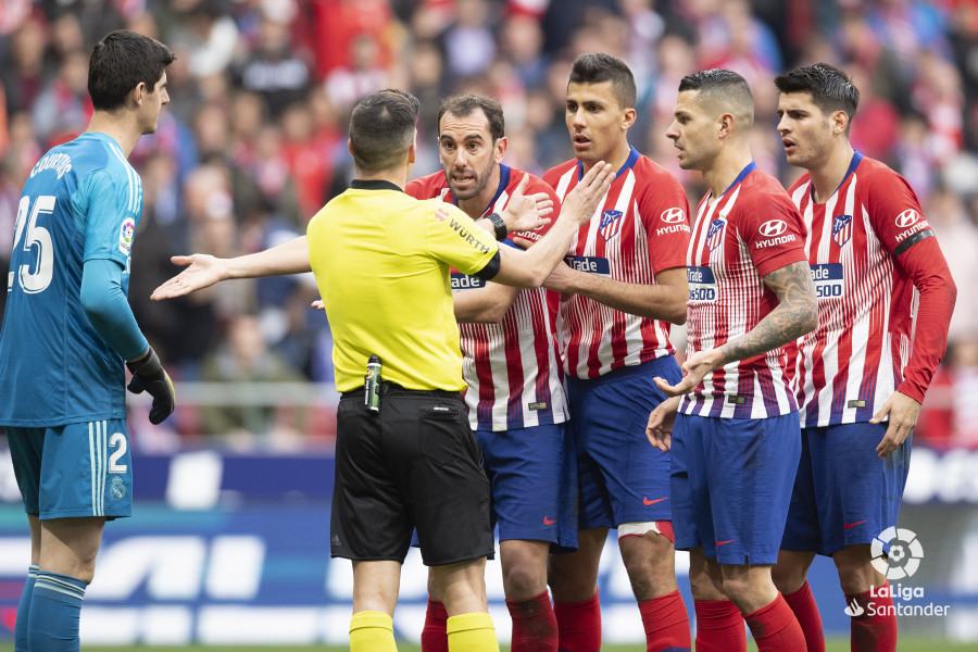 Los jugadores del Atlético protestan penalti sobre Morata (Foto: LaLiga).