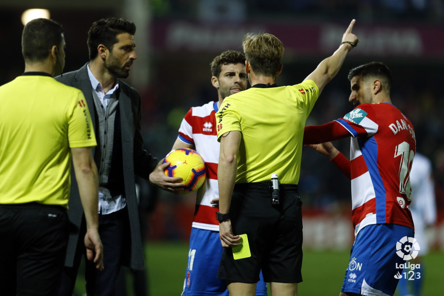 El árbitro toma una decisión en el partido del Dépor frente al Granada (Foto: LaLiga).