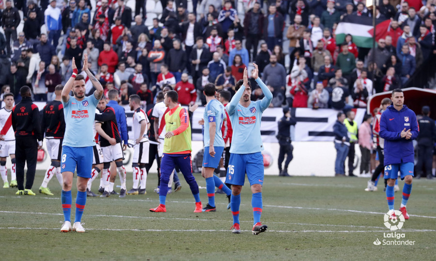 Los jugadores del Atleti, agradeciendo el apoyo de la afición (Foto: LaLiga).