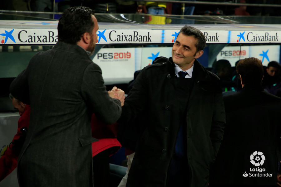 Valverde se saluda con Sergio antes del partido (Foto: LaLiga).