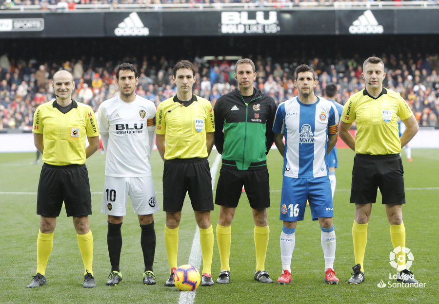 Javi López, junto a Parejo y el equipo arbitral (Foto: LaLiga Santander).