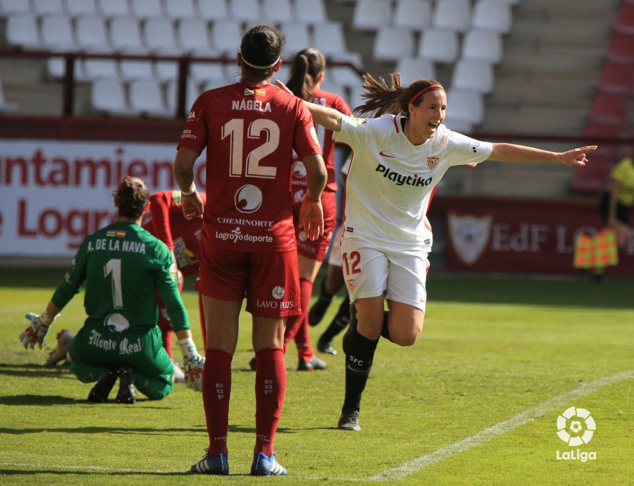 Jeni Morilla celebra un gol con el Sevilla FC ante el EDF Logroño (Foto: LaLiga).