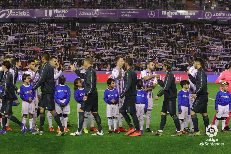 Los jugadores del Real Madrid saludan a los del Valladolid (Foto: LaLiga Santander).