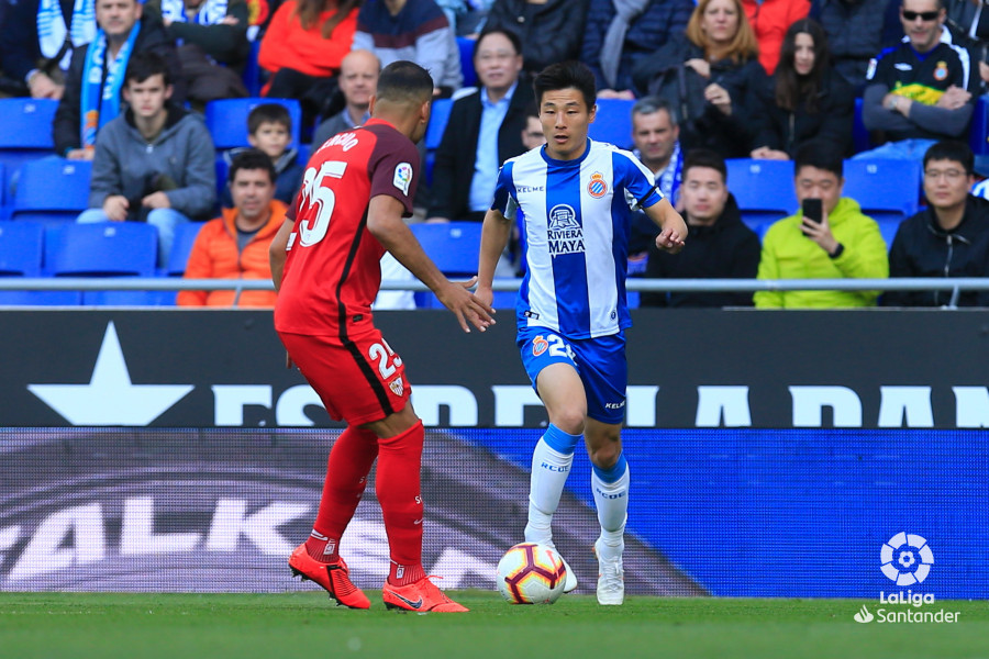 Mercado y Wu Lei, en un lance del partido (Foto: LaLiga).