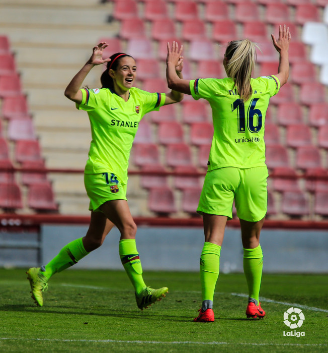 Duggan y Aitana Bonmatí celebran uno de los goles.