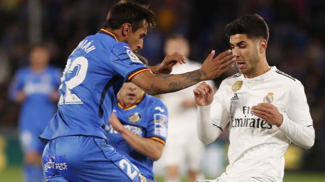 Damián Suárez pugna con Asensio. (Foto: LaLiga).