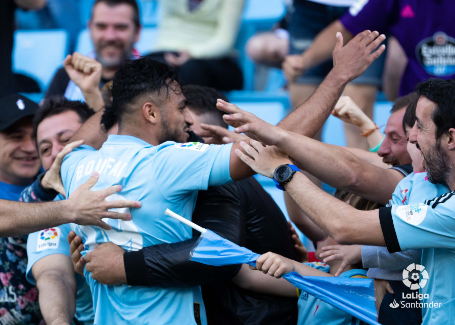 Boufal celebrando el gol con la afición (Foto: LaLiga).