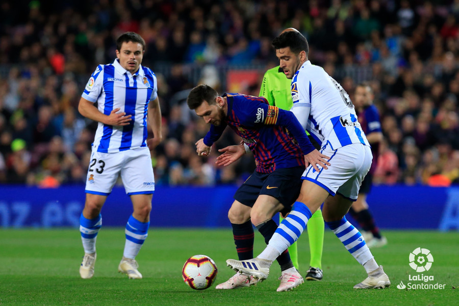Merino pugna con Messi por hacerse con el balón (Foto: LaLiga).