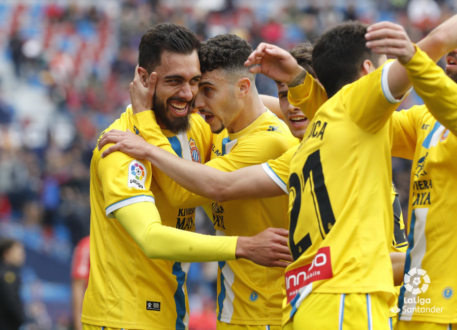 Borja Iglesias celebra el gol con sus compañeros.