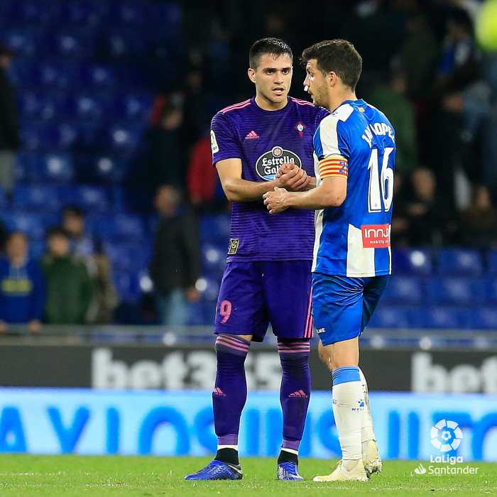 Maxi Gómez saluda a Javi López al acabar el Espanyol-Celta (Foto: LaLiga).