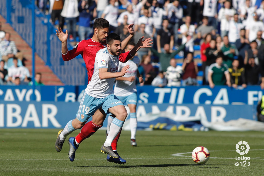 Papu cae ante Pablo Marí en el partido entre el Real Zaragoza y el Dépor (Foto: LaLiga).