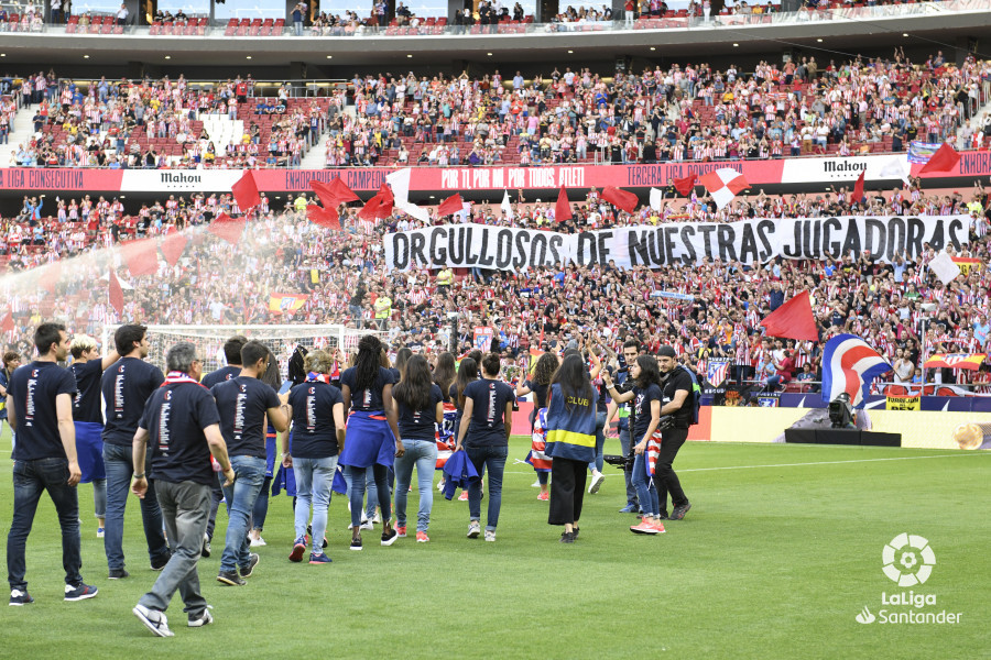 Las jugadoras ofrecen el título en el Metropolitano (Foto: LaLiga).